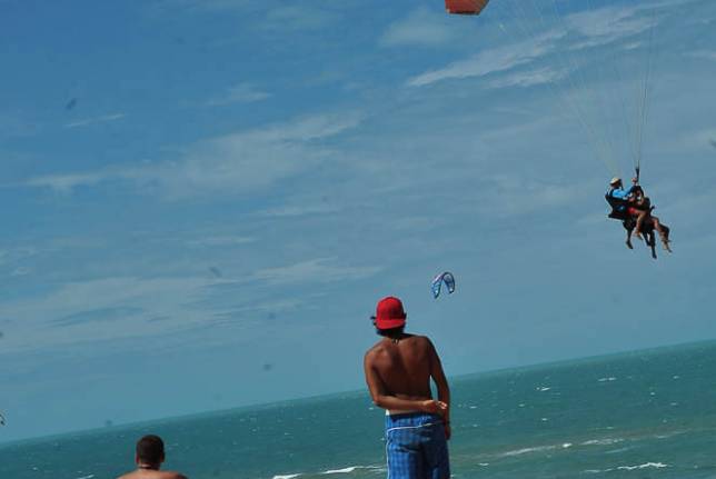 Observando os paragliders de Canoa Quebrada, no litoral do Ceará